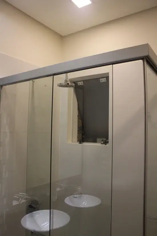 Box de baño en vidrio templado instalado en vivienda