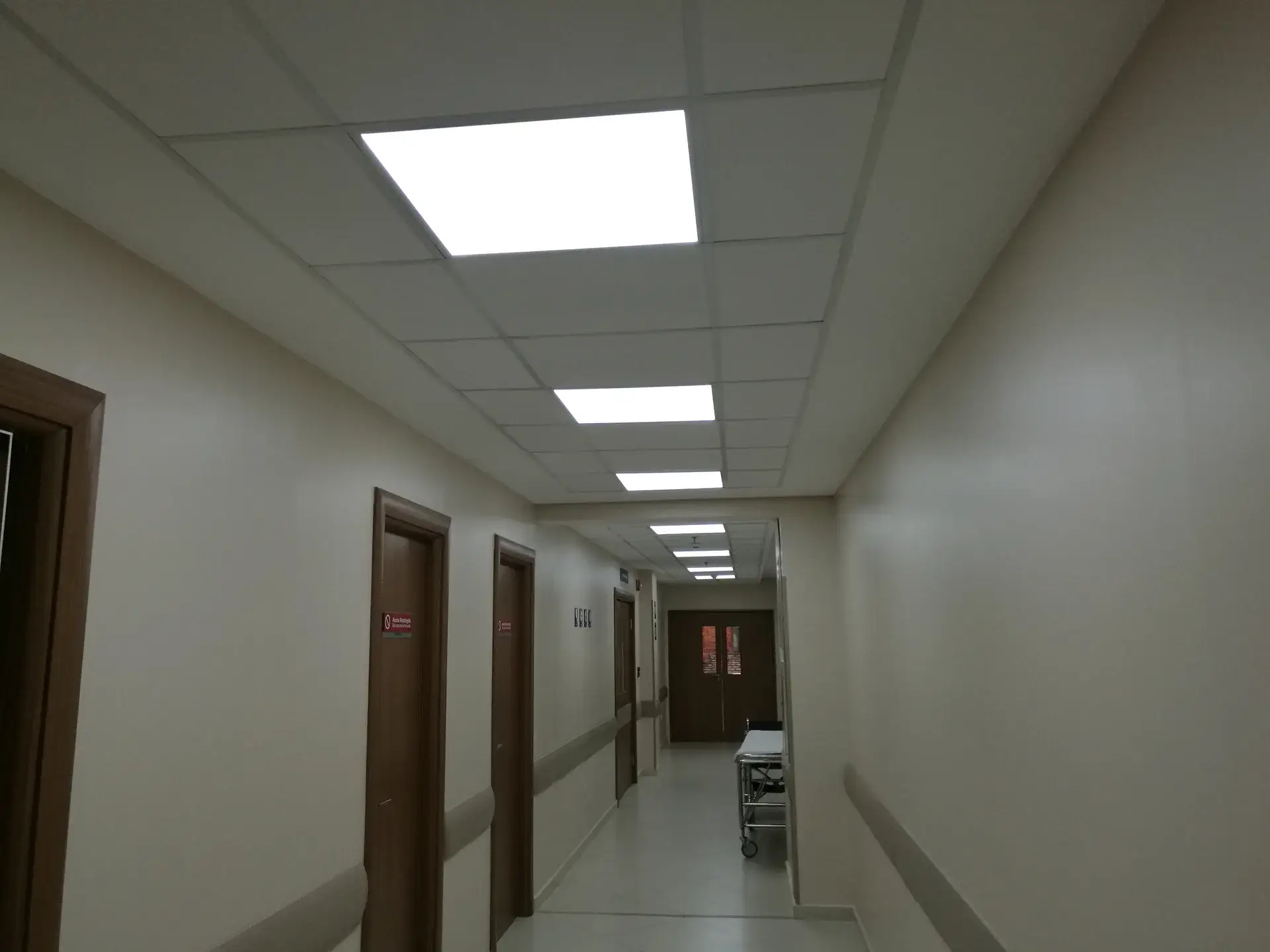 Cielo raso con paneles LED en instalación institucional