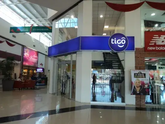 Fachada comercial con cristal templado en sucursal Tigo Mariano Roque Alonso