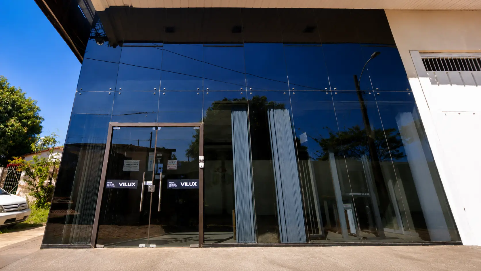Fachada integral de vidrio y aluminio — Showroom VIPAR en Ñemby