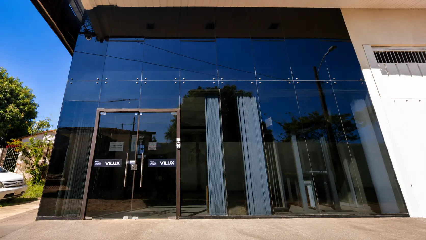 Lobby corporativo con superficies vidriadas y terminaciones arquitectónicas