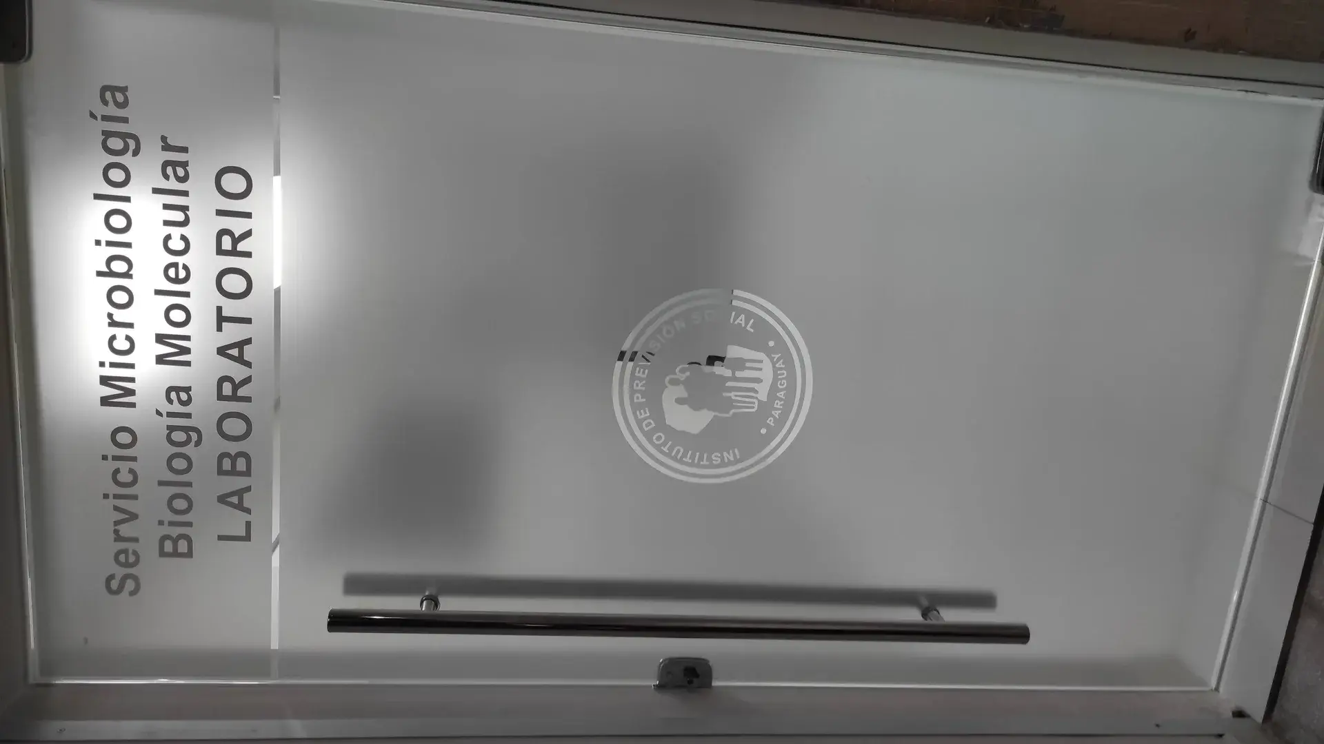 Puertas de aluminio y cristal templado para viviendas, comercios, oficinas y obras en Paraguay