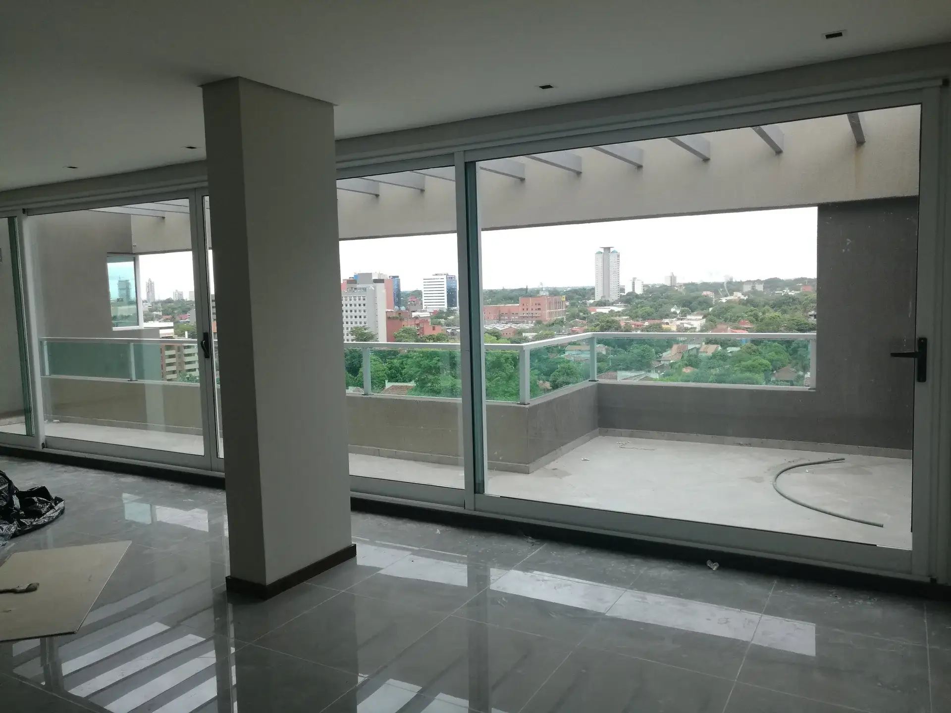 Ventanas y puertas corredizas de aluminio en edificio residencial