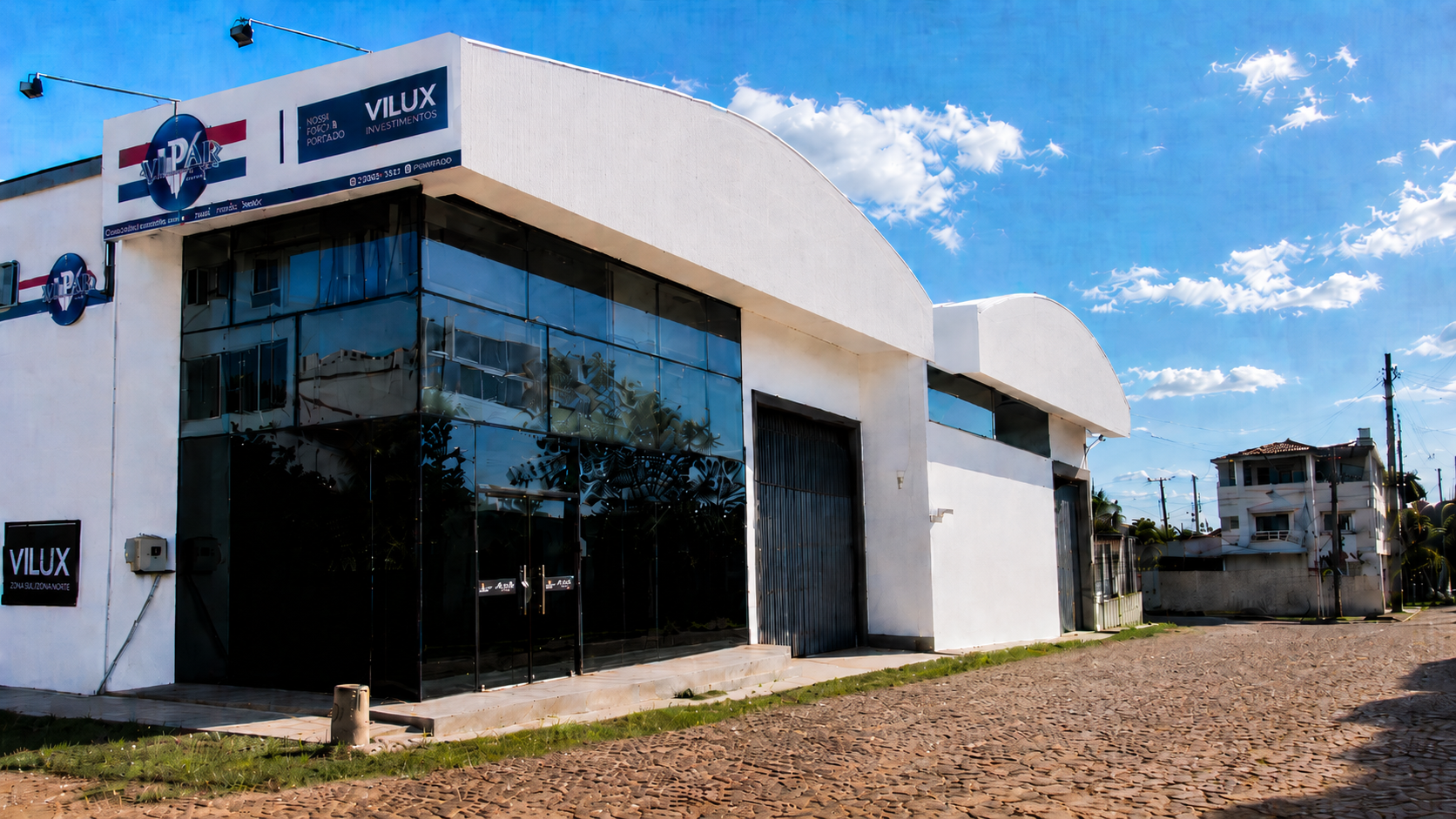 Exterior corporativo con cristal y estructura metálica